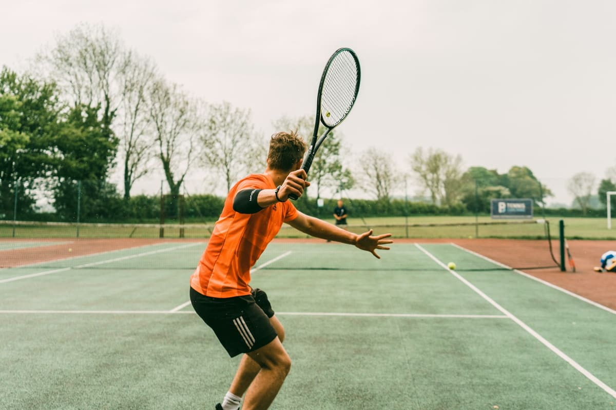 Jugador de tenis durante un partido en cancha